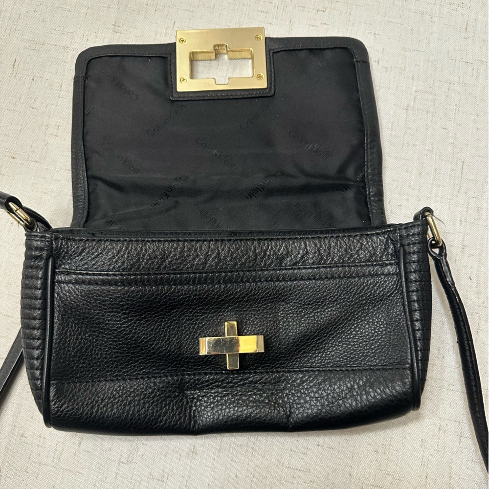 šCalvin Klein Black Quilted Shoulder Bag with Gold-Tone Accent - Picture 10 of 11